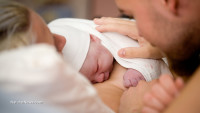 Waiting two minutes before cutting umbilical cords improves early newborn development