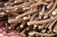 8 Health Benefits Of Licorice Root & How To Use It
